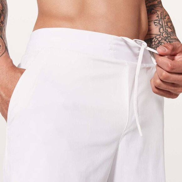 Lululemon T.H.E. Short *9" Updated White 21957 - Picture 2 of 13